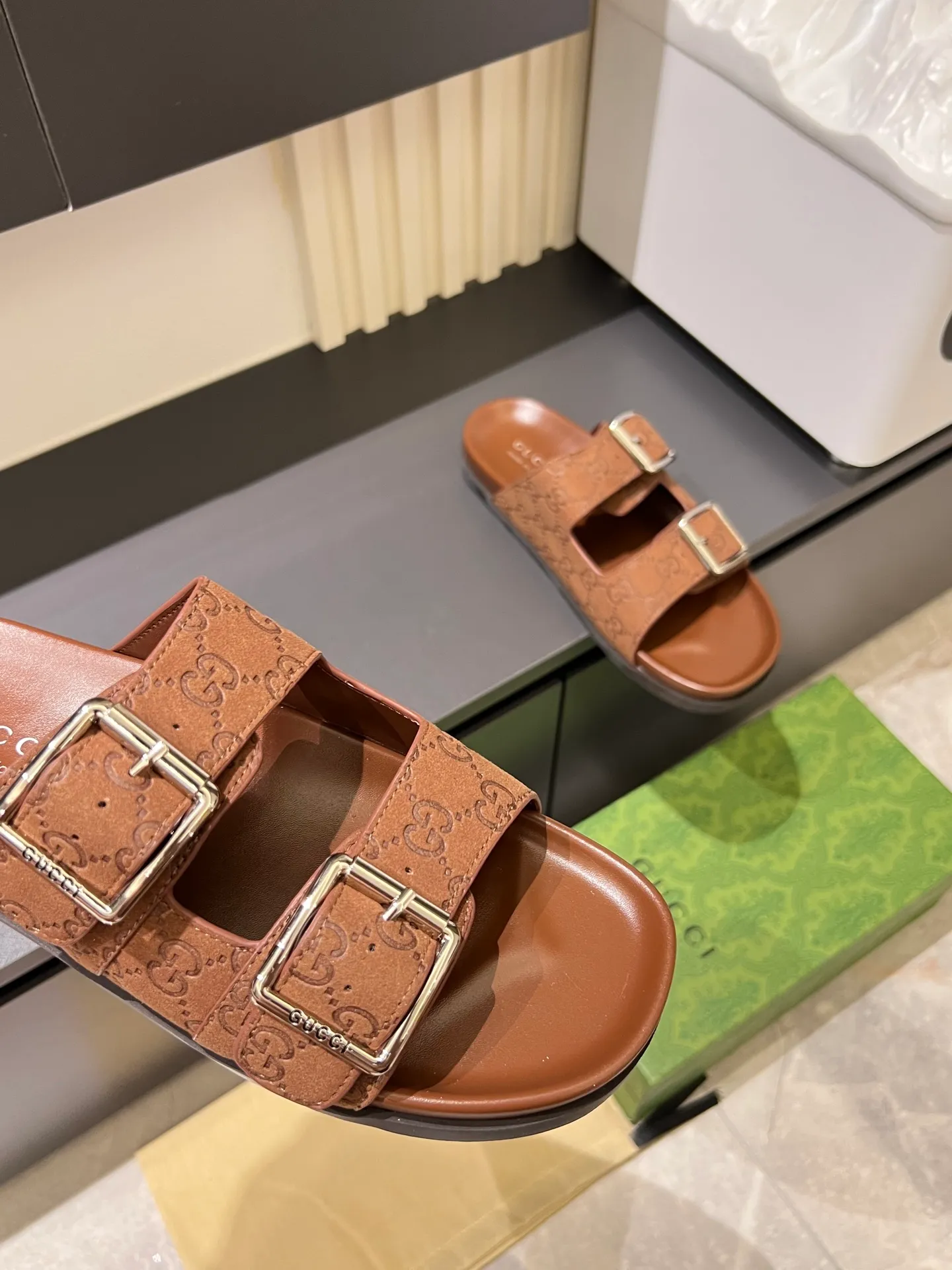 Men's Men's Shoes 💰p320 "GUCC＊" These slippers are made of GG polyester and feature a Gucci label on the front, adding a bold logo feel to the style. "Gucci Made in Italy" stamped label Rubber sole. Size 38-44